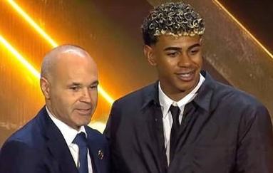 雄鹿客场连胜 内线统治力显现