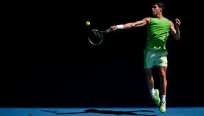 为什么外野手在阳光剧烈时优先选择单手接捕以扩大视野覆盖